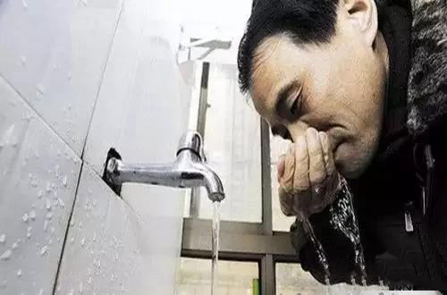 亚洲水蜜桃AV成人无码薄壁水蜜桃视频在线观看自来水管，上演自来水“捉妖记”