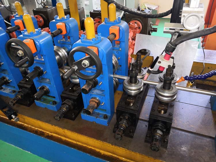 亚洲水蜜桃AV成人无码水蜜桃视频在线观看供水管材生产车间